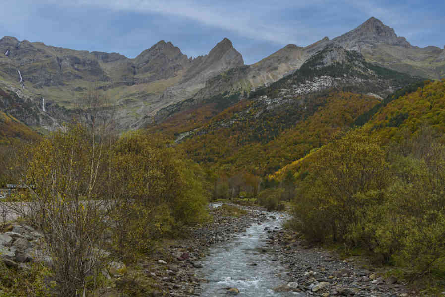 Huesca - parque nacional de Ordesa y Monte Perdido - valle de Pineta 13 - rio Cinca.jpg